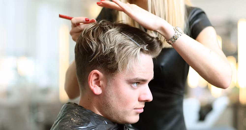 Không tự nhuộm tóc ở nhà là một trong những điều quan trọng nam giới cần lưu ý. Hành động này có thể giúp tiết kiệm chi phí cho phái mạnh. Tuy nhiên, bạn nên tìm đến thợ tóc chuyên nghiệp để có mái tóc đều màu. Đặc biệt là khi tẩy tóc. Các thợ tóc biết cần phải làm gì để có được kết quả tốt nhất là giảm thiểu thiệt hại cho tóc. Ảnh: Maklloes.