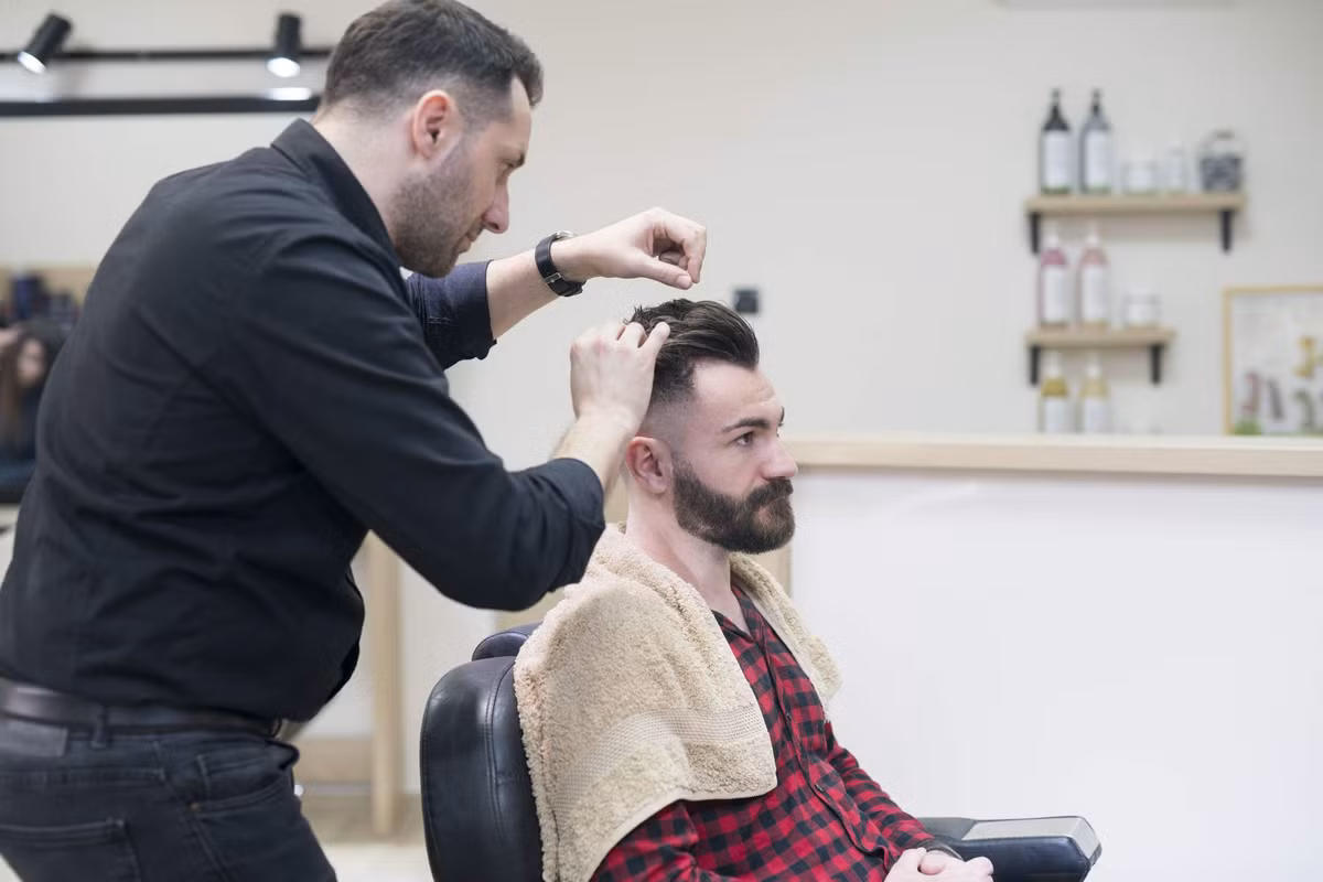 Thường xuyên chỉnh sửa màu tóc giúp bạn có kiểu đầu đồng đều. Sau khi nhuộm tóc, đàn ông nên thường xuyên đến gặp thợ tóc để tăng thêm độ bóng hoặc che đi phần chân tóc đang mọc dài ra. Ảnh: Byrdie.