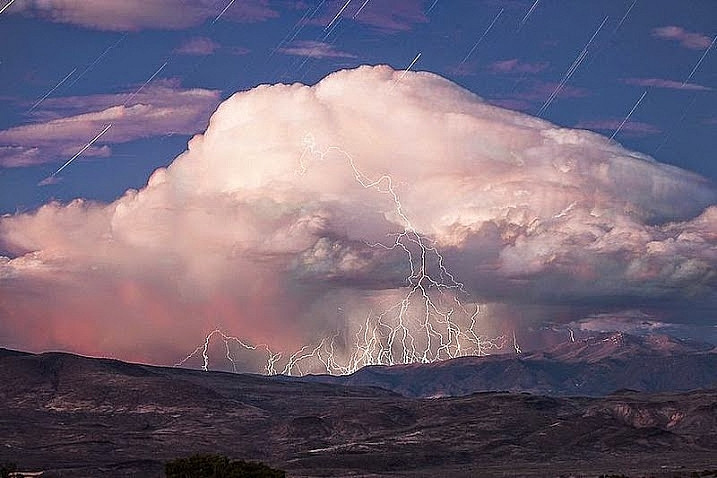Những tia sét kéo dài cả một khoảng trên đồi trống...