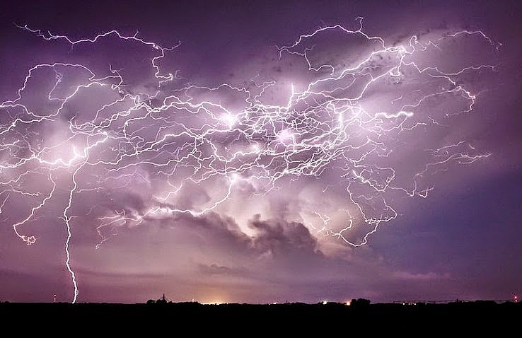 . ..rạch ngang bầu trời đẹp như một bức họa