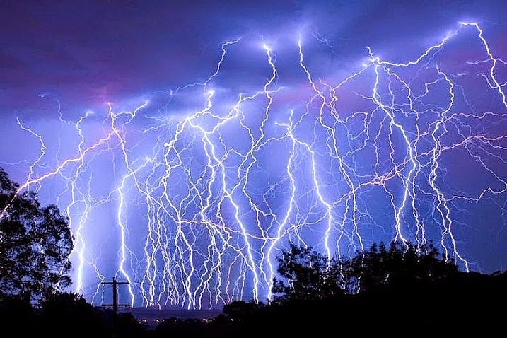 Những tia sét nối liền bầu trời và mặt đất...