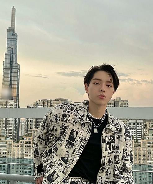 br/> Sau khi Sài Gòn có chỉ thị nới lỏng giãn cách xã hội, các sao Việt nô nức đi đảo ngói đầu tiên. Một số người tranh thủ lên đồ đi dạo phố. Mới đây, Đức Phúc đã check-in ở tòa Landmark 81 với diện mạo chất lừ, bảnh bao. Nam ca sĩ diện một bộ đồ cá tính với phụ kiện ấn tượng, tuy nhiên gương mặt anh mới là điều khiến khán giả chú ý.