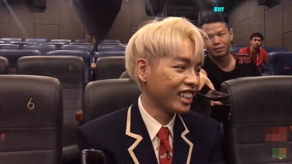 Đức Phúc từng lộ nhan sắc xuống cấp với môi hô và làn da sần sùi trong một sự kiện.