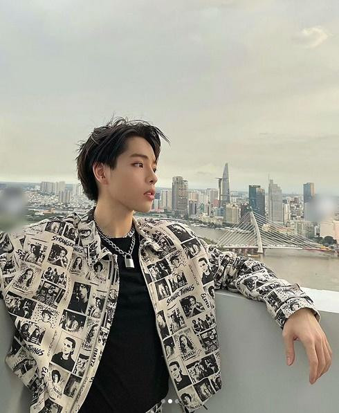 Cận cảnh gương mặt không tì vết được cà mịn màng, mọi đường nét đều chuẩn chỉnh quá mức dẫn đến kém tự nhiên. Đức Phúc càng ngày càng ảo không nhận ra, nhìn cứ như nam thần Kpop.