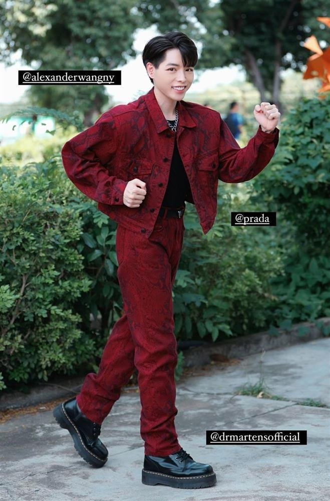 ừa qua, hình ảnh Đức Phúc khi tham gia Running Man Việt cũng gây tranh cãi về ngoại hình: "Rớt cục nam tính đâu rồi"; "Này trai hay gái"; "Vãi, nhìn cứ sao sao"; "Nhìn càng ngày càng như đàn bà ấy, tao nhớ lúc mới phẫu thuật có tệ đến vậy đâu"; "Lúc 'Hết Thương Cạn Nhớ' nhìn còn OK đúng không, sao nhìn cái miệng bây giờ tệ quá"; "Trông chán thật, điệu đà quá"...