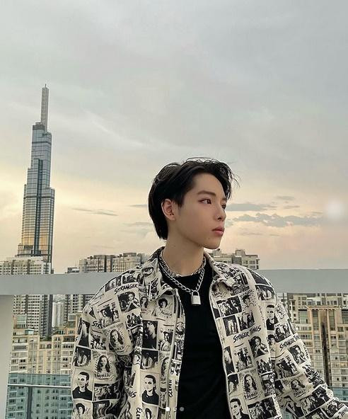 Giọng ca Hơn Cả Yêu khiến người hâm mộ suýt không nhận ra vì gương mặt ngày càng đơ như nhân vật hoạt hình. Không hiểu là do app chụp hình quá đà hay gì mà Đức Phúc áo quá nhìn không ra.