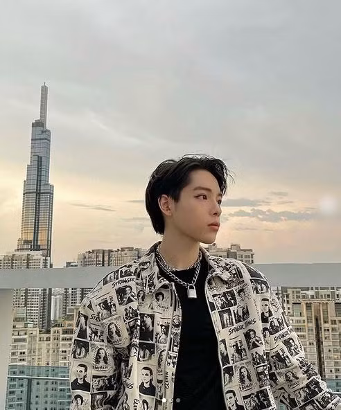 Giọng ca Hơn Cả Yêu khiến người hâm mộ suýt không nhận ra vì gương mặt ngày càng đơ như nhân vật hoạt hình. Không hiểu là do app chụp hình quá đà hay gì mà Đức Phúc áo quá nhìn không ra.