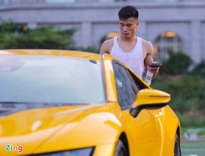 Bui Tien Dung lai sieu xe 24 ty dong den san tap-Hinh-3