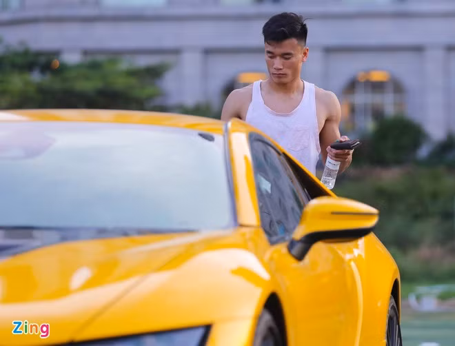 Bui Tien Dung lai sieu xe 24 ty dong den san tap-Hinh-3