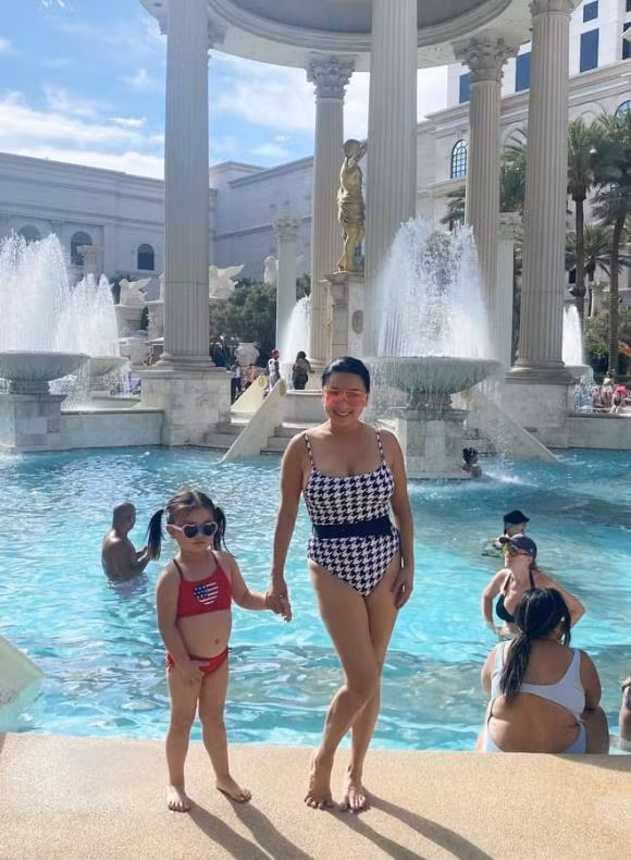 Y Phụng tự mình chăm sóc cho con, không thuê người hỗ trợ vì không tin tưởng được ai. Cô cũng bắt đầu quen dần với công việc "vú em", đặc biệt phải thức khuya dậy sớm những ngày bé mới chào đời, rồi có những kinh nghiệm quý báu hơn trong việc nuôi dạy con. Nữ diễn viên dạy con sống tự lập từ nhỏ, Paris rất hiếm khi nhõng nhẽo, tự cầm thìa ăn uống một cách thành thạo. Cô cũng tạo điều kiện cho con được trải nghiệm các hoạt động dã ngoại từ nhỏ, giúp bé trở nên hoạt bát và năng động hơn.