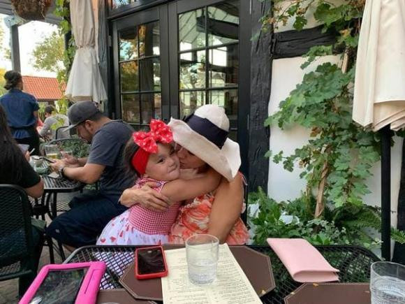 br/> Y Phụng từng Là một trong các gương mặt diễn viên nổi bật của dòng phim "mì ăn liền" trong những năm 1990. Ngay khi sự nghiệp và danh tiếng đang ở đỉnh cao, cô bất ngờ sang Mỹ định cư khiến nhiều người tiếc nuối. Năm 2016, Y Phụng kết hôn với ông xã doanh nhân Duy Cường.