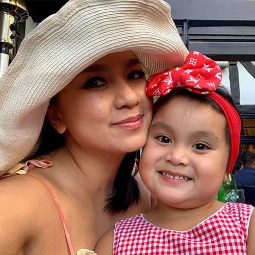 Một năm sau đó, Y Phụng vui mừng đón con đầu lòng ở tuổi 40. Con gái đầu lòng của Y Phụng tên ở nhà là Paris, năm nay lên 4 tuổi và sở hữu vẻ đáng yêu giống hệt mẹ. Cô bé có cặp má bầu bĩnh, mắt to đen láy, đặc biệt là làn da trắng mịn. Nhiều người khi ngắm nhìn Paris đều tưởng là con lai vì mang nhiều nét Tây.