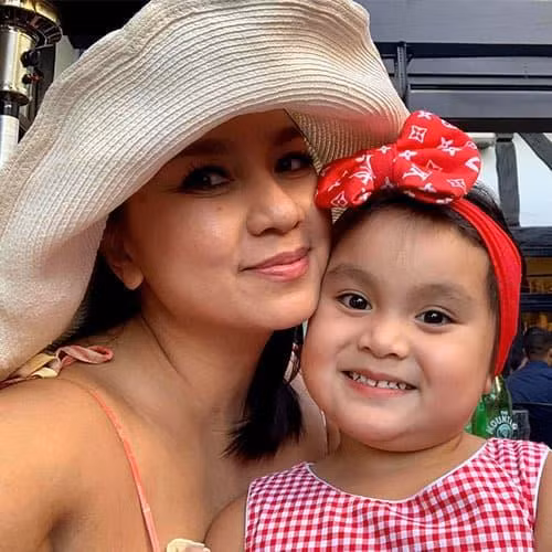 Một năm sau đó, Y Phụng vui mừng đón con đầu lòng ở tuổi 40. Con gái đầu lòng của Y Phụng tên ở nhà là Paris, năm nay lên 4 tuổi và sở hữu vẻ đáng yêu giống hệt mẹ. Cô bé có cặp má bầu bĩnh, mắt to đen láy, đặc biệt là làn da trắng mịn. Nhiều người khi ngắm nhìn Paris đều tưởng là con lai vì mang nhiều nét Tây.