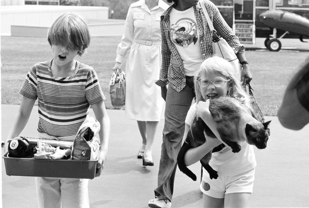 Con gái của Tổng thống Jimmy Carter ôm mèo cưng khi quay lại Nhà Trắng năm 1977.