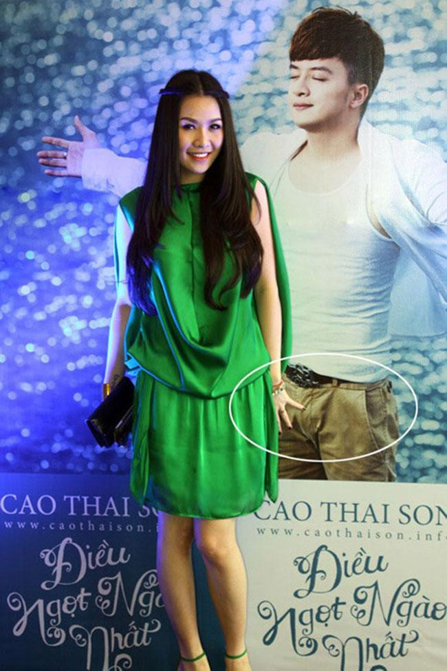 rước Đỗ Thị Hà, nhiều sao Việt cũng rơi vào tình thế "khó đỡ" với loạt ảnh dễ gây hiểu lầm. Trong ảnh là khoảnh khắc "bàn tay hư" của Quế Vân với poster Cao Thái Sơn.