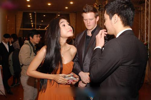 ình ảnh dễ gây hiểu nhầm của Elly Trần và MC Phan Anh. Trong khoảnh khắc này, biểu cảm của nữ diễn viên như đang "dằn mặt" đàn anh.