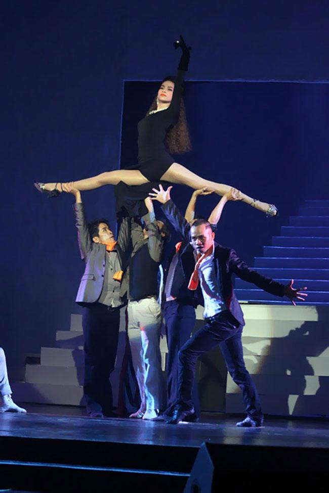 ũ công thực ra đứng trước Hà Hồ, chỉ là góc chụp "hack não" mà thôi.