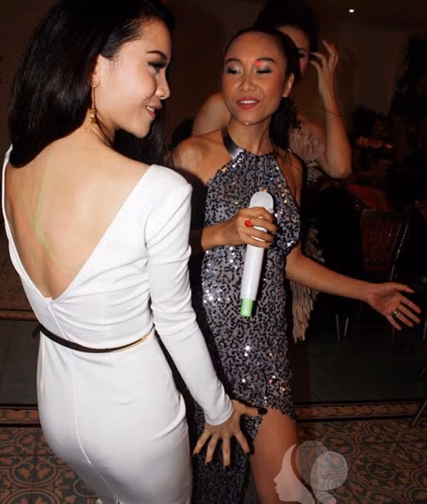 Yến Nhi cũng từng gây hiểu nhầm với hình ảnh "bàn tay hư" với đàn chị Đoan Trang.