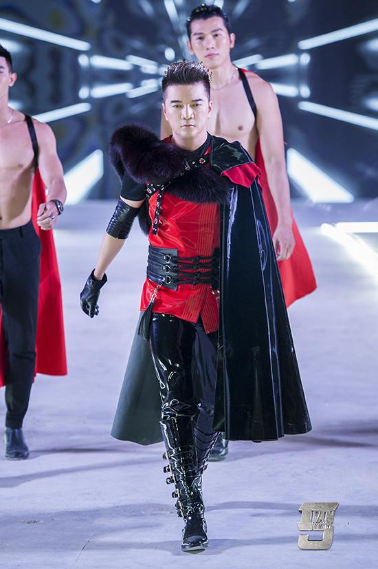 Đàm Vĩnh Hưng mặc “style Fuho” hát trong tiệc bà Phương Hằng - Hình 10 Dam Vinh Hung mac “style Fuho” hat trong tiec ba Phuong Hang-Hinh-10