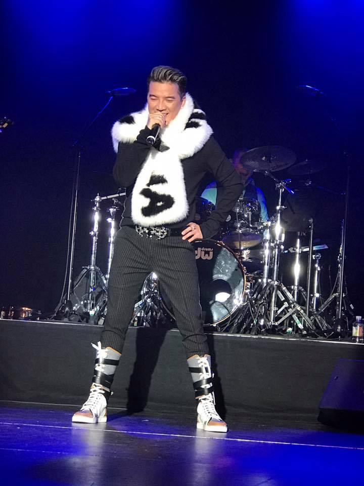 Đàm Vĩnh Hưng mặc “style Fuho” hát trong tiệc bà Phương Hằng - Hình 7 Dam Vinh Hung mac “style Fuho” hat trong tiec ba Phuong Hang-Hinh-7