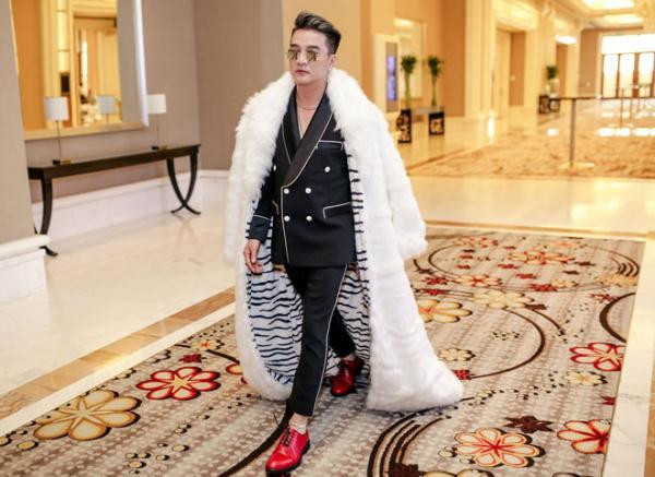 Đàm Vĩnh Hưng mặc “style Fuho” hát trong tiệc bà Phương Hằng - Hình 12 Dam Vinh Hung mac “style Fuho” hat trong tiec ba Phuong Hang-Hinh-12