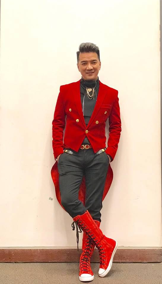 Đàm Vĩnh Hưng mặc “style Fuho” hát trong tiệc bà Phương Hằng - Hình 11 Dam Vinh Hung mac “style Fuho” hat trong tiec ba Phuong Hang-Hinh-11