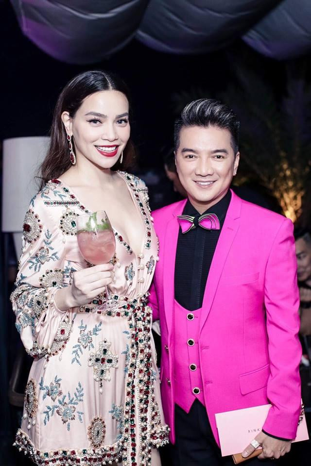 Đàm Vĩnh Hưng mặc “style Fuho” hát trong tiệc bà Phương Hằng - Hình 5 Dam Vinh Hung mac “style Fuho” hat trong tiec ba Phuong Hang-Hinh-5