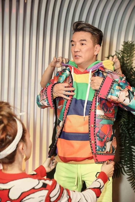 Đàm Vĩnh Hưng mặc “style Fuho” hát trong tiệc bà Phương Hằng - Hình 8 Dam Vinh Hung mac “style Fuho” hat trong tiec ba Phuong Hang-Hinh-8