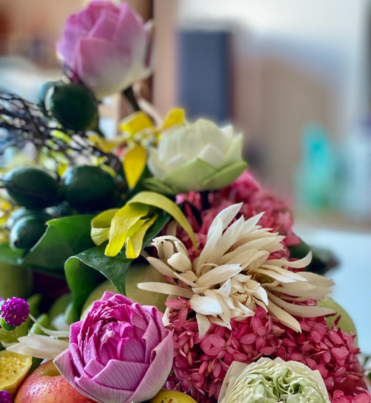 Những giỏ hoa to hơn có giá hàng trăm nghìn đồng.