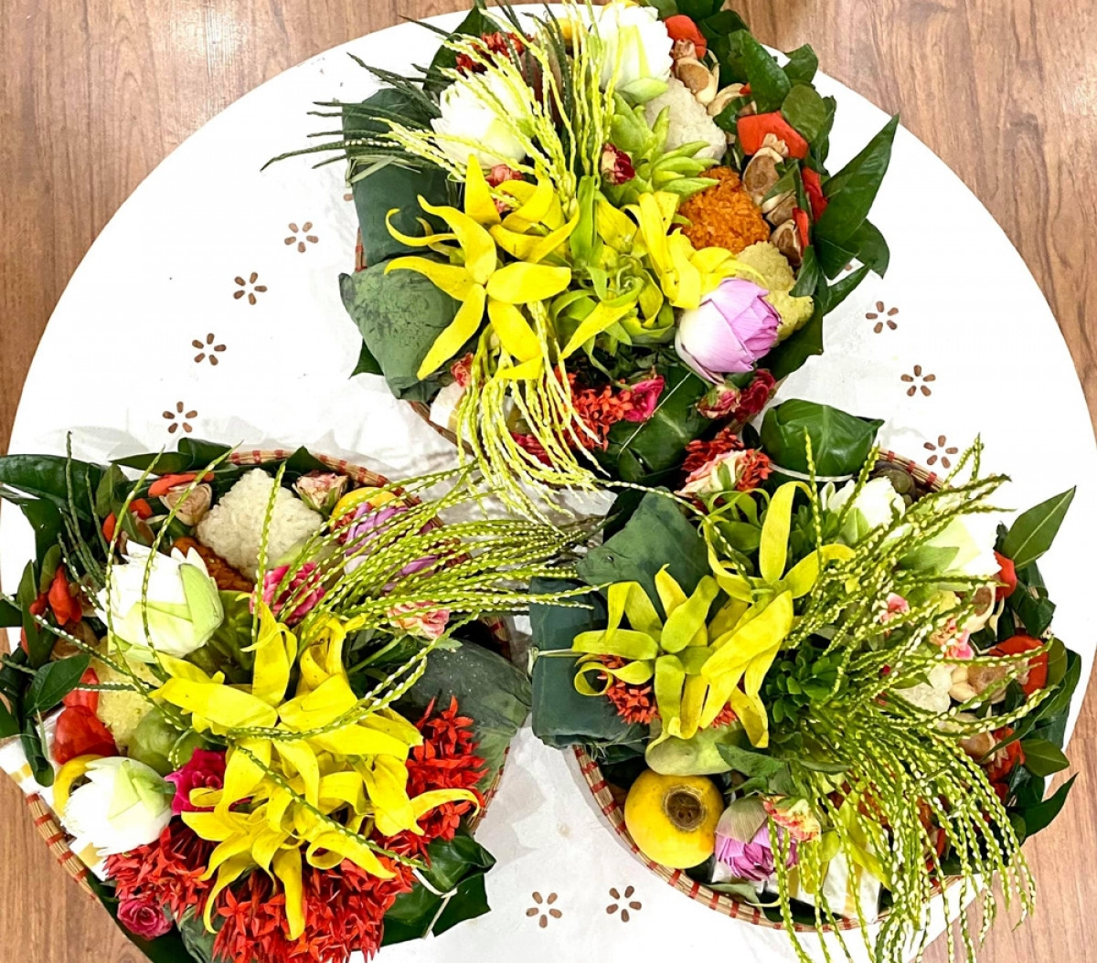 Mỗi đĩa hoa nhỏ được bán với giá chỉ vài chục nghìn đồng.