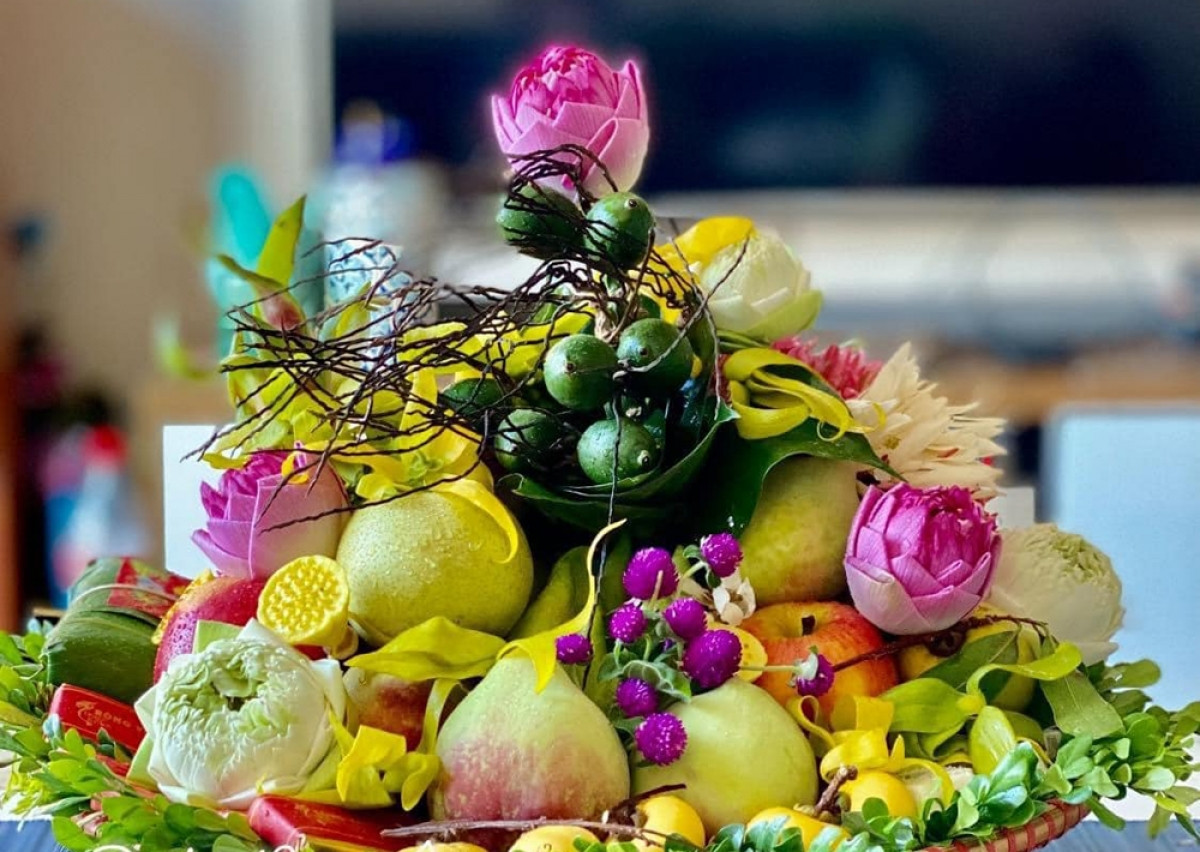 Hoa có thể được xếp xen kẽ với cả trầu cau, phật thủ và một số loại bánh cổ truyền.