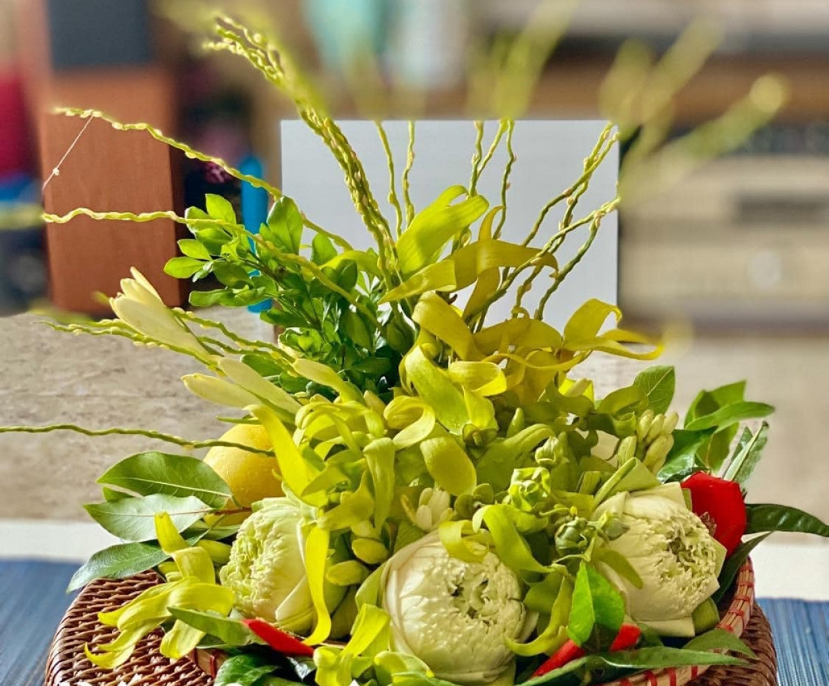 Hương thơm ngào ngạt của các loại hoa quê khiến khách hàng mê mẩn.