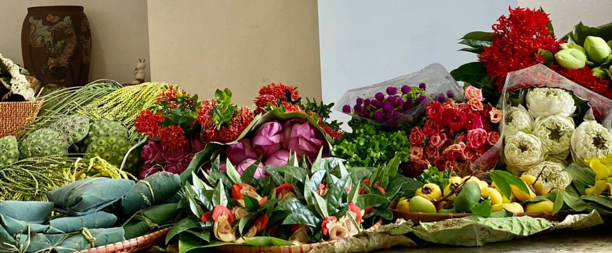 Chị Vĩnh Quyên, một người bán hoa quê online cho biết, chị lựa chọn hoa rất kỹ, hoa phải tươi mới, sạch sẽ vì khách thường mua về thờ cúng.