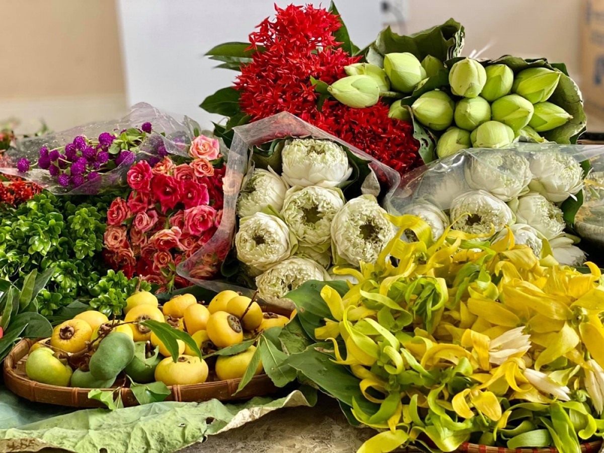 Muốn có mẹt hoa đẹp cúng rằm, khách phải đặt trước mấy hôm, thậm chí là cả tuần mới có.
