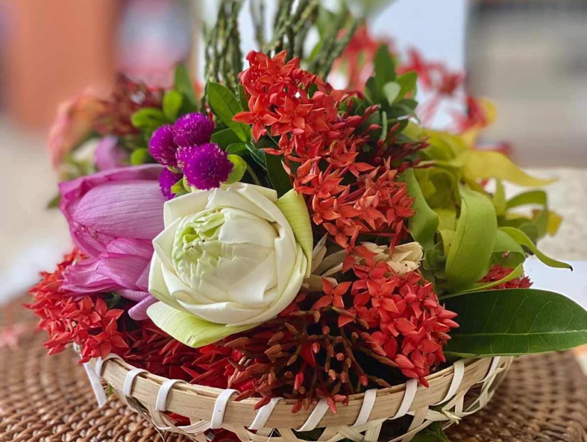 Các loại hoa quê được khéo léo sắp xếp vào chiếc rổ nhỏ hoặc chiếc mẹt xinh xắn.