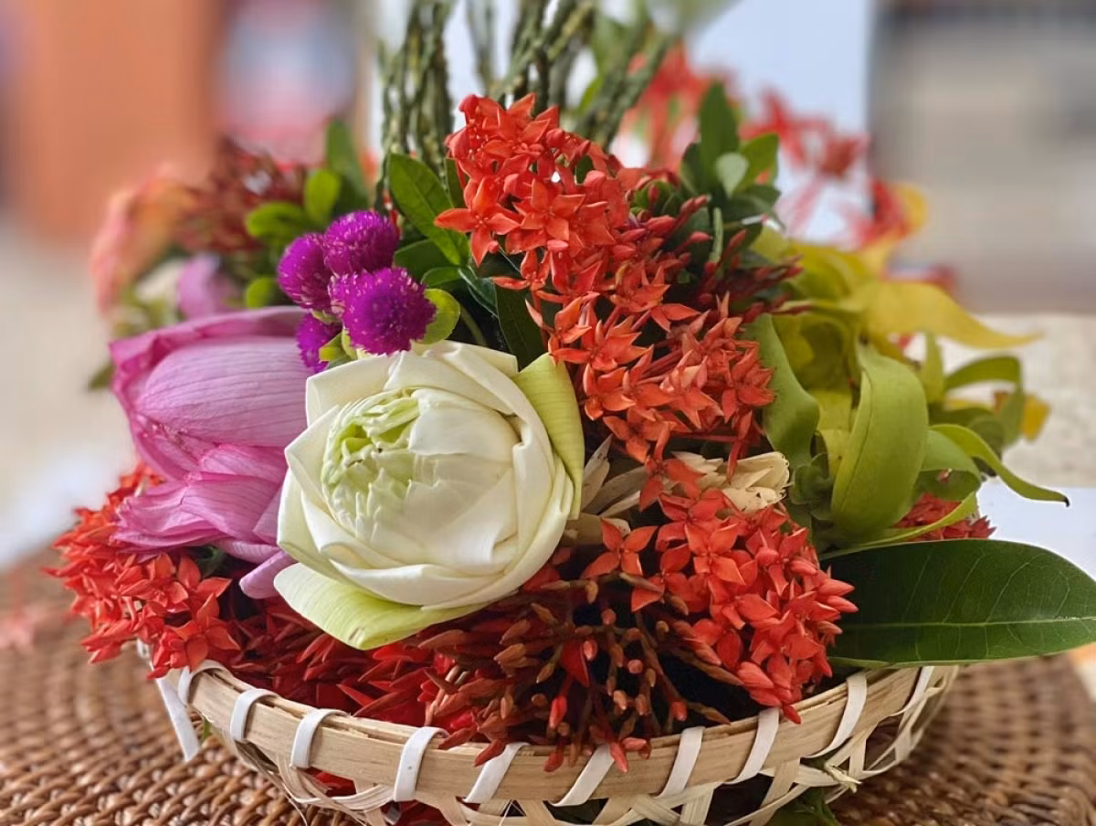 Các loại hoa quê được khéo léo sắp xếp vào chiếc rổ nhỏ hoặc chiếc mẹt xinh xắn.