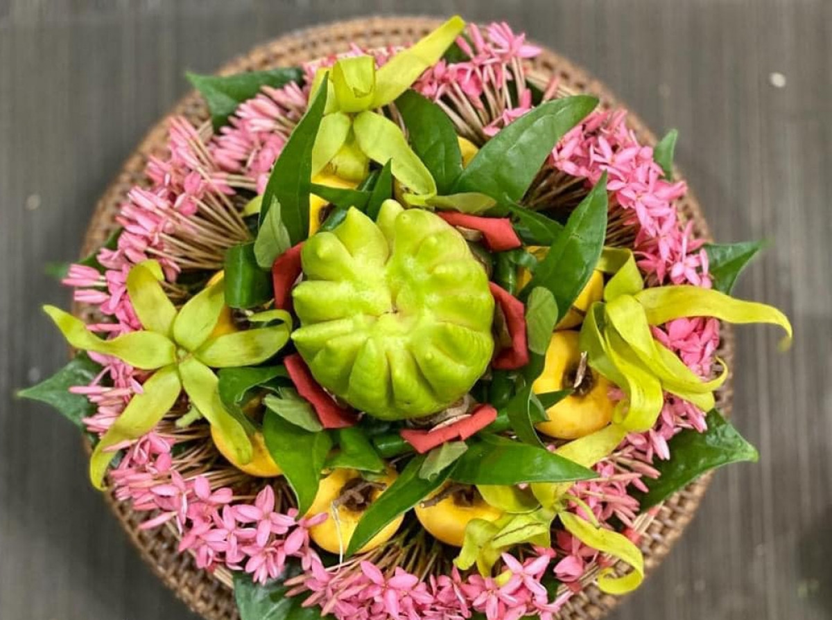 Mẹt hoa màu sắc rất bắt mắt, hương thơm dịu ngọt, mà giá cả lại không quá đắt đỏ nên nhiều người tìm mua về cúng rằm.