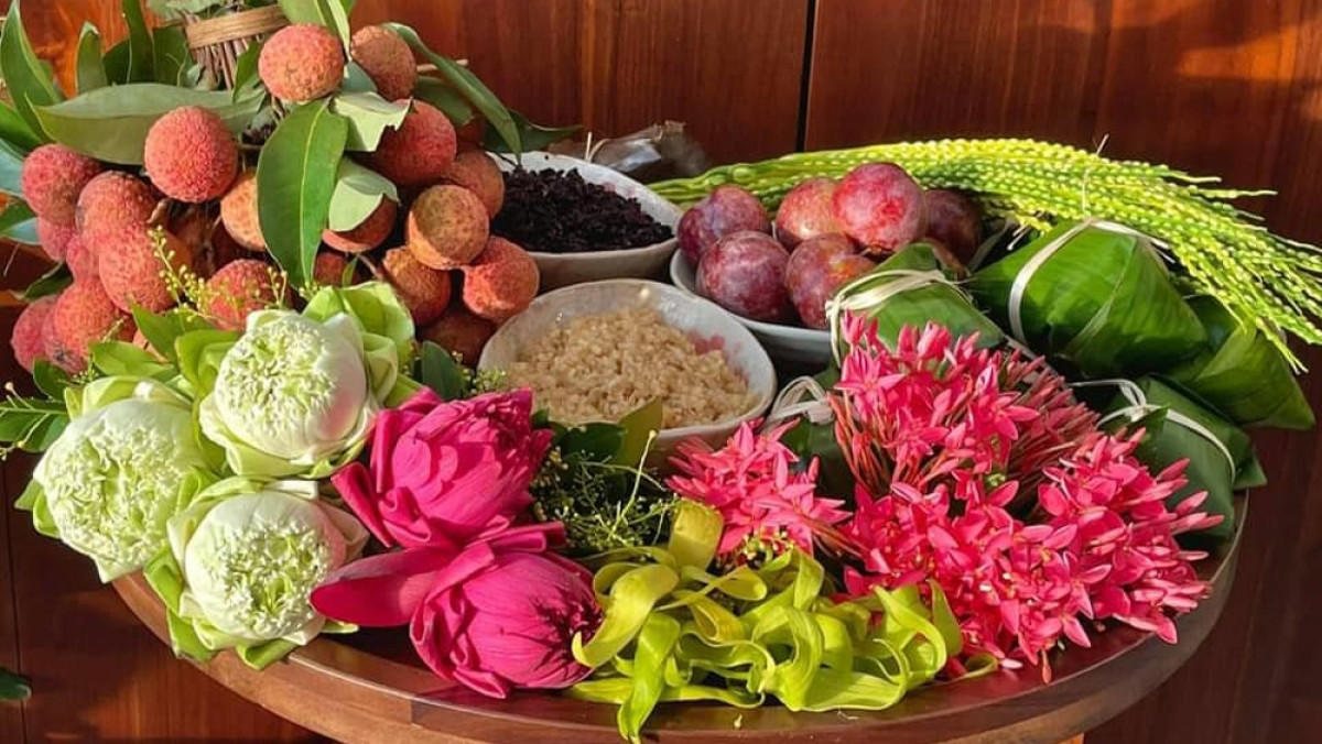 Hoa dân dã được bày cùng những loại trái cây dân dã như chuối, thị, mận, vải thiều,.. và bánh truyền thống như bánh cốm, bánh khảo,... tạo nên mâm cúng rằm mang đậm vị quê hương.