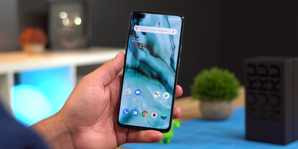 br/> Nord N10 5G sở hữu màn hình 6,49 inch, độ phân giải Full HD+, tấm nền IPS LCD. Model này có viên pin dung lượng 4.300 mAh, sạc nhanh công suất 30 W. Điểm trừ trên máy đến từ cảm biến vân tay một chạm ở mặt lưng thay vì vân tay trong màn hình. Ảnh: PC Welt.