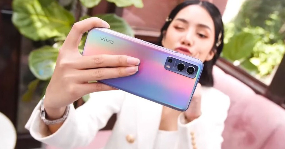 br/> Y72 5G có giá 8 triệu đồng. Máy dùng màn hình 6,58 inch, Full HD+. Dù đa số đối thủ cùng phân khúc chuyển sang dùng màn hình đục lỗ, smartphone của Vivo vẫn sử dụng kiểu màn hình khuyết đỉnh hình chữ U khá cũ. Model này được trang bị chip MediaTek Dimensity 700, RAM 8 GB, bộ nhớ trong 128 GB. Ảnh: Revu.