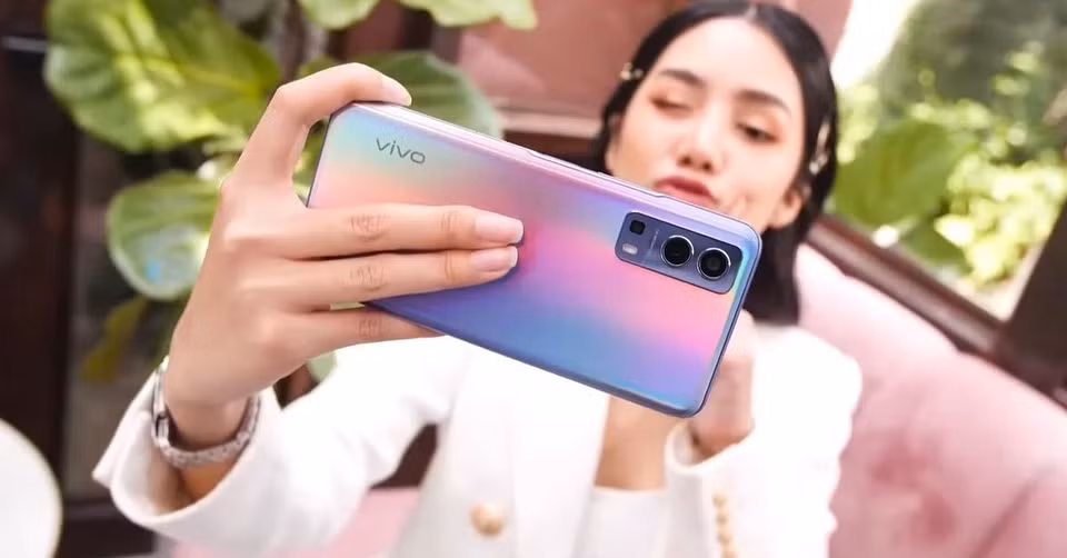 br/> Y72 5G có giá 8 triệu đồng. Máy dùng màn hình 6,58 inch, Full HD+. Dù đa số đối thủ cùng phân khúc chuyển sang dùng màn hình đục lỗ, smartphone của Vivo vẫn sử dụng kiểu màn hình khuyết đỉnh hình chữ U khá cũ. Model này được trang bị chip MediaTek Dimensity 700, RAM 8 GB, bộ nhớ trong 128 GB. Ảnh: Revu.
