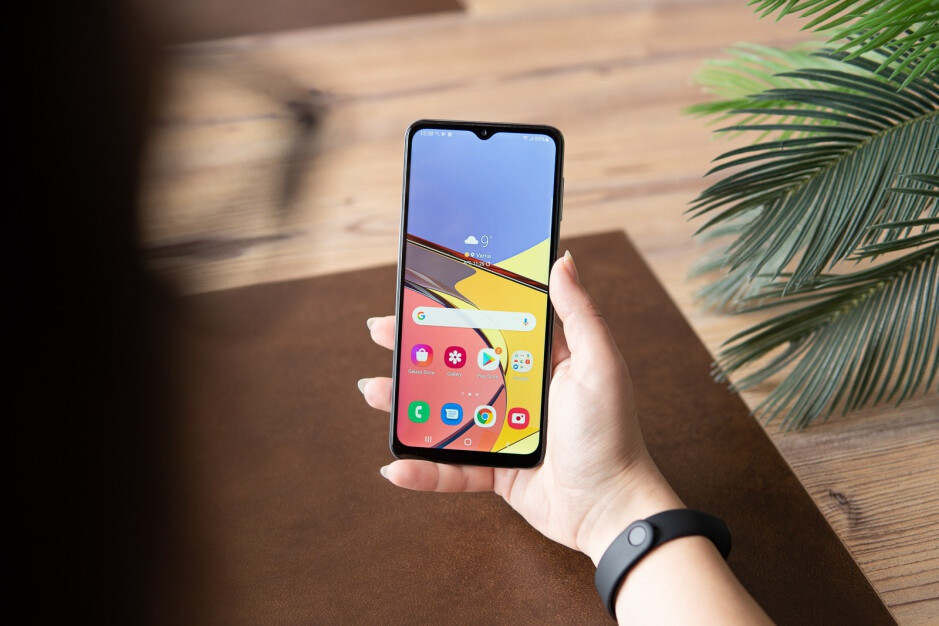 br/> Trong thời gian đầu mở bán tại Việt Nam, Galaxy A32 5G có giá 7,7 triệu đồng. Hiện tại, máy được giảm còn 6,5 triệu đồng. Model này sở hữu màn hình 6,5 inch, độ phân giải dừng lại ở mức HD+. Cấu hình của Galaxy A32 5G gồm chip MediaTek Helio D720, RAM 8 GB, bộ nhớ trong 128 GB, pin 5.000 mAh và sạc nhanh công suất 15 W. Ảnh: PhoneArena.