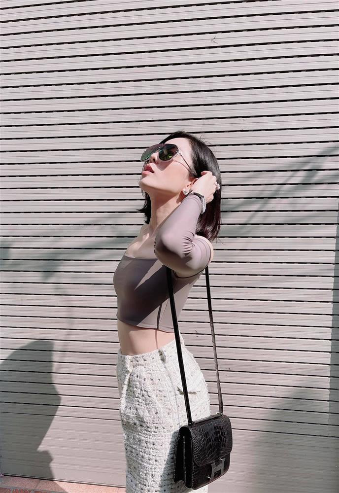 Lệ Quyên sở hữu vòng 1 vừa vặn với cơ thể, không quá bốc lửa.