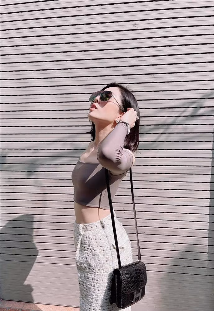 Lệ Quyên sở hữu vòng 1 vừa vặn với cơ thể, không quá bốc lửa.