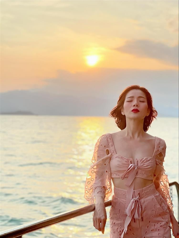 Thật khó để nghi ngờ vòng 1 như vậy là "sản phẩm" của dao kéo.