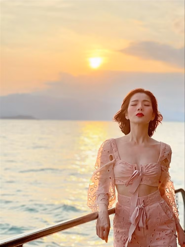 Thật khó để nghi ngờ vòng 1 như vậy là "sản phẩm" của dao kéo.