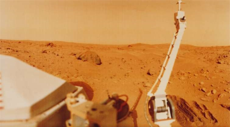 Mariner 4 của NASA là con tàu đầu tiên bay qua sao Hỏa vào ngày 14/7/1965 và đã gửi về những hình ảnh đen trắng đầu tiên về bề mặt sao Hỏa. Năm 1976, hai con tàu Viking 1 và 2 đã hạ cánh xuống sao Hỏa.