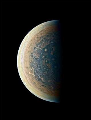 NASA phóng tàu Juno năm 2011 và con tàu đi vào quỹ đạo của sao Mộc ngày 4/7/2016. Đây là bức ảnh về khu vực cực Nam của sao Mộc do tàu Juno gửi về.