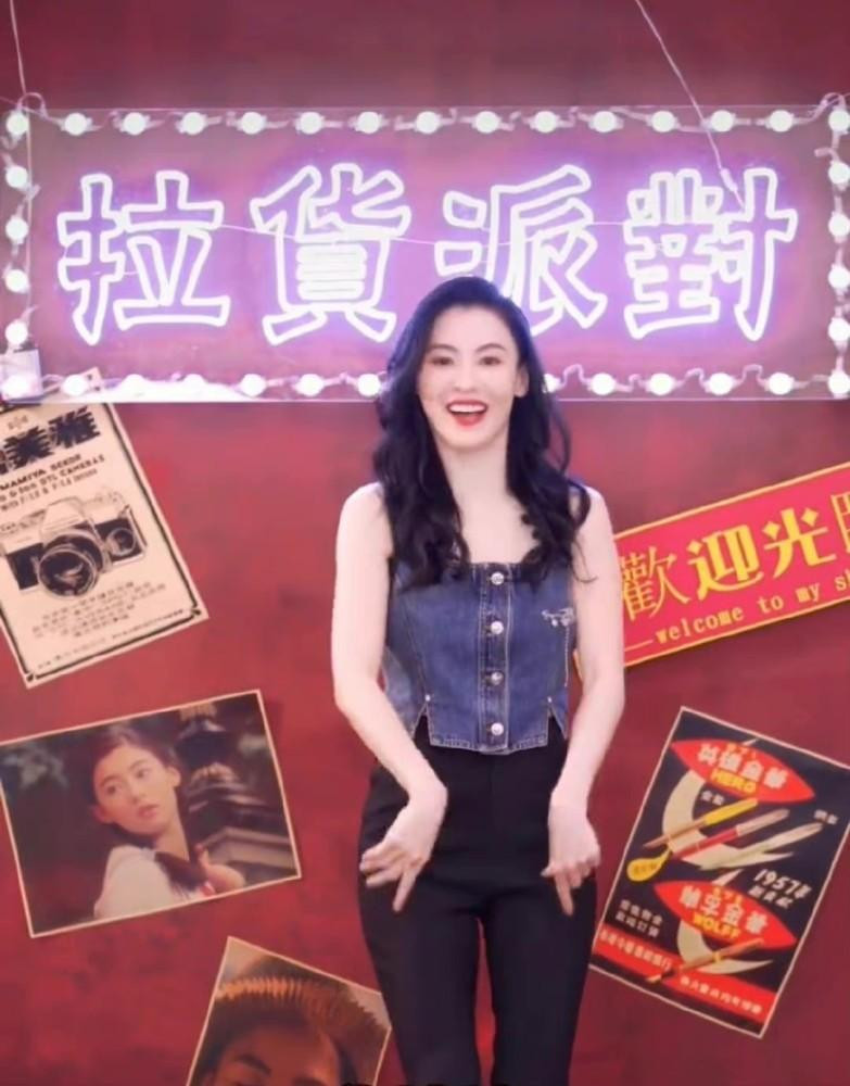 Bà mẹ 3 con mặc áo denim ôm sát khoe trọn đường cong cơ thể. Làn da trắng mịn cũng tôn lên ngoại hình xinh đẹp, trẻ trung của Trương Bá Chi. Nhiều netizens bình luận: "Khó tin nữ thần nay đã 41 tuổi", "Nhìn Trương Bá Chi ngày càng quyến rũ, Tạ Đình Phong liệu có thấy tiếc nuối"...