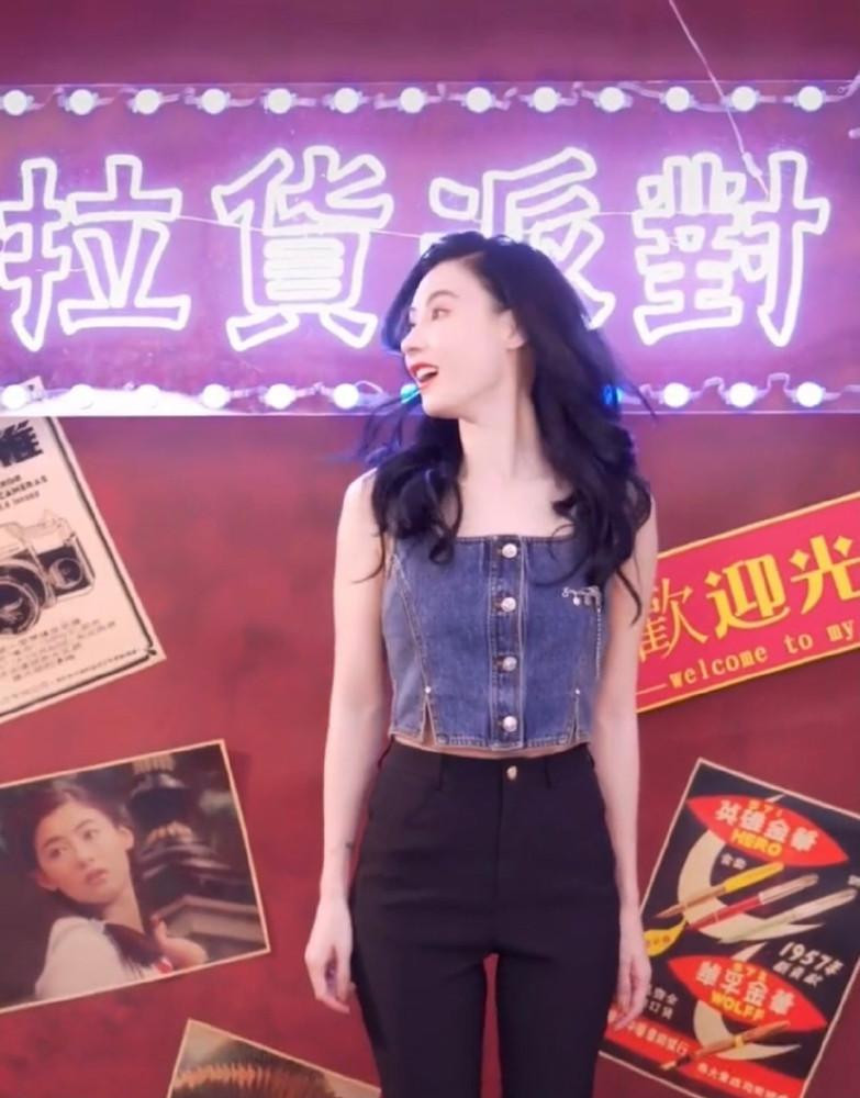 Thời gian gần đây, Trương Bá Chi được yêu mến nhiều hơn sau khi chuyển sang hoạt động tại thị trường Đại lục. Cô xuất hiện trong nhiều chương trình truyền hình chia sẻ về hôn nhân, cuộc sống và nuôi dạy con. Với hình ảnh người mẹ đơn thân nỗ lực, ngoại hình ngày càng nhuận sắc, nhiều thương hiệu cũng lựa chọn Trương Bá Chi làm gương mặt đại diện.